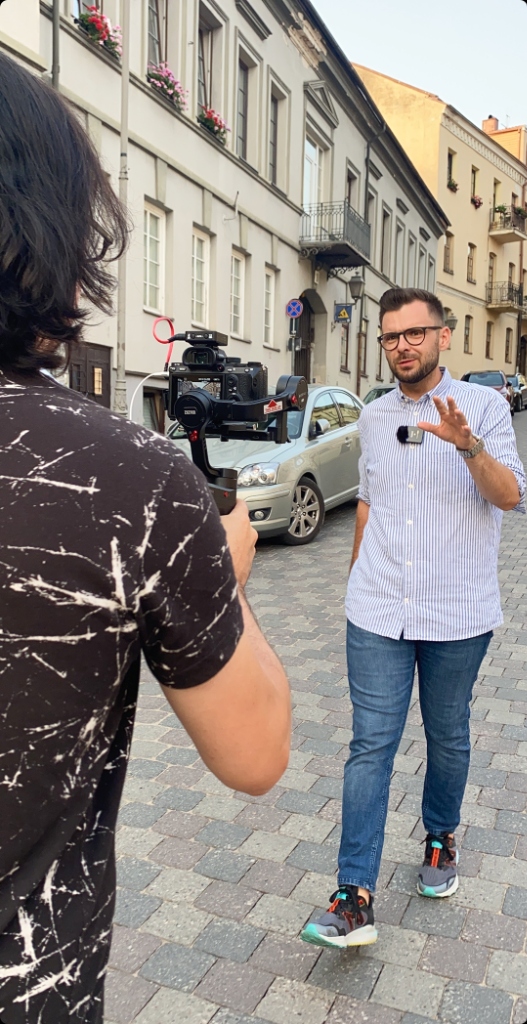 Michał Trantau praca reporterska z kamerą na żywo