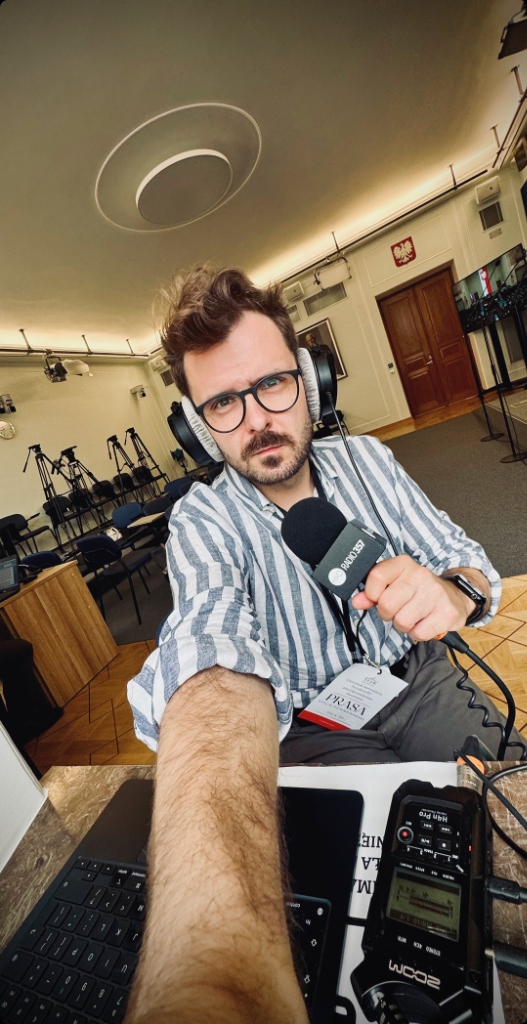 Michał Trantau relacja z Sejmu z mikrofonem Radio 357